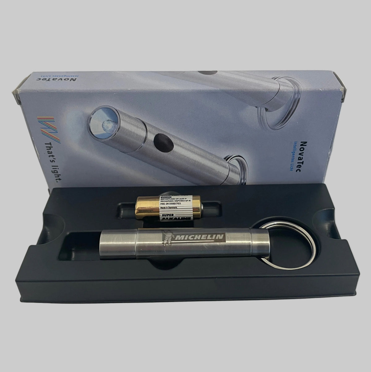 Petite lampe torche Michelin métallique dans son coffret d’origine – objet de collection