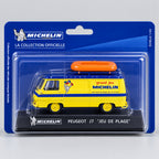 Miniature Peugeot J7 Jeu de plage Michelin au 1/43, jaune et bleu, avec canot orange sur le toit, neuve sous blister de collection.