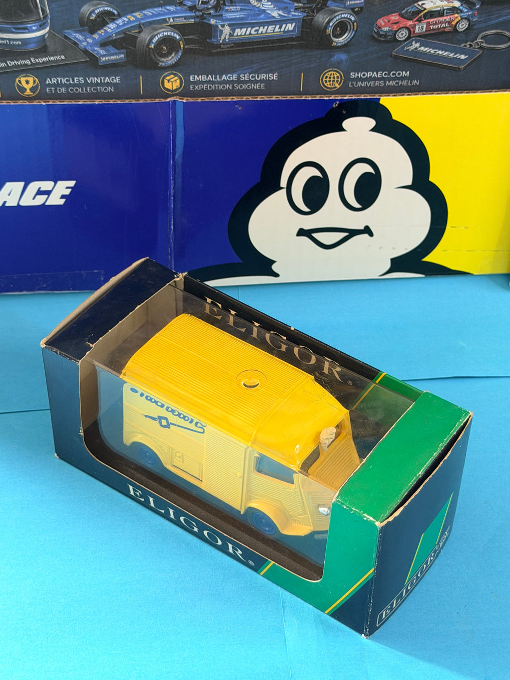 Miniature Citroën Type H Michelin jaune Eligor 1/43 dans sa vitrine et son emballage d’origine.