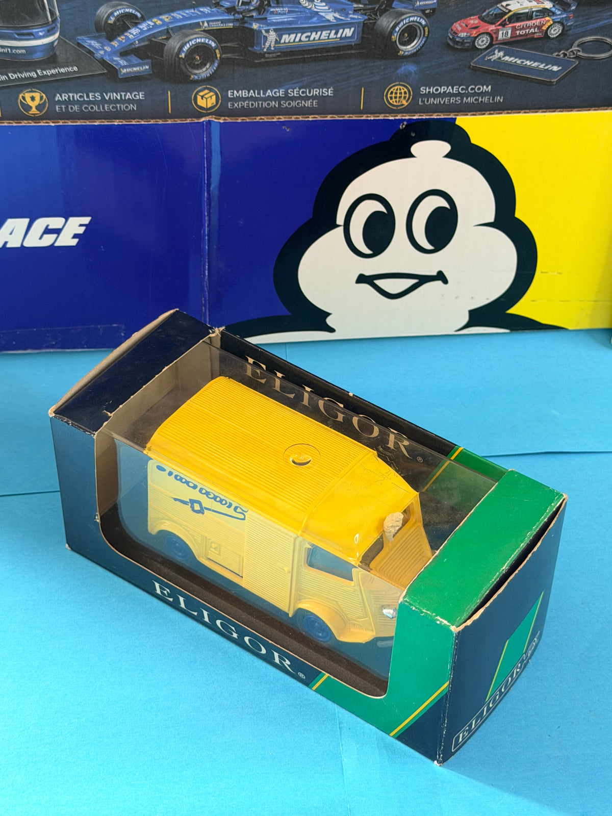 Miniature Citroën Type H Michelin jaune Eligor 1/43 dans sa vitrine et son emballage d’origine.