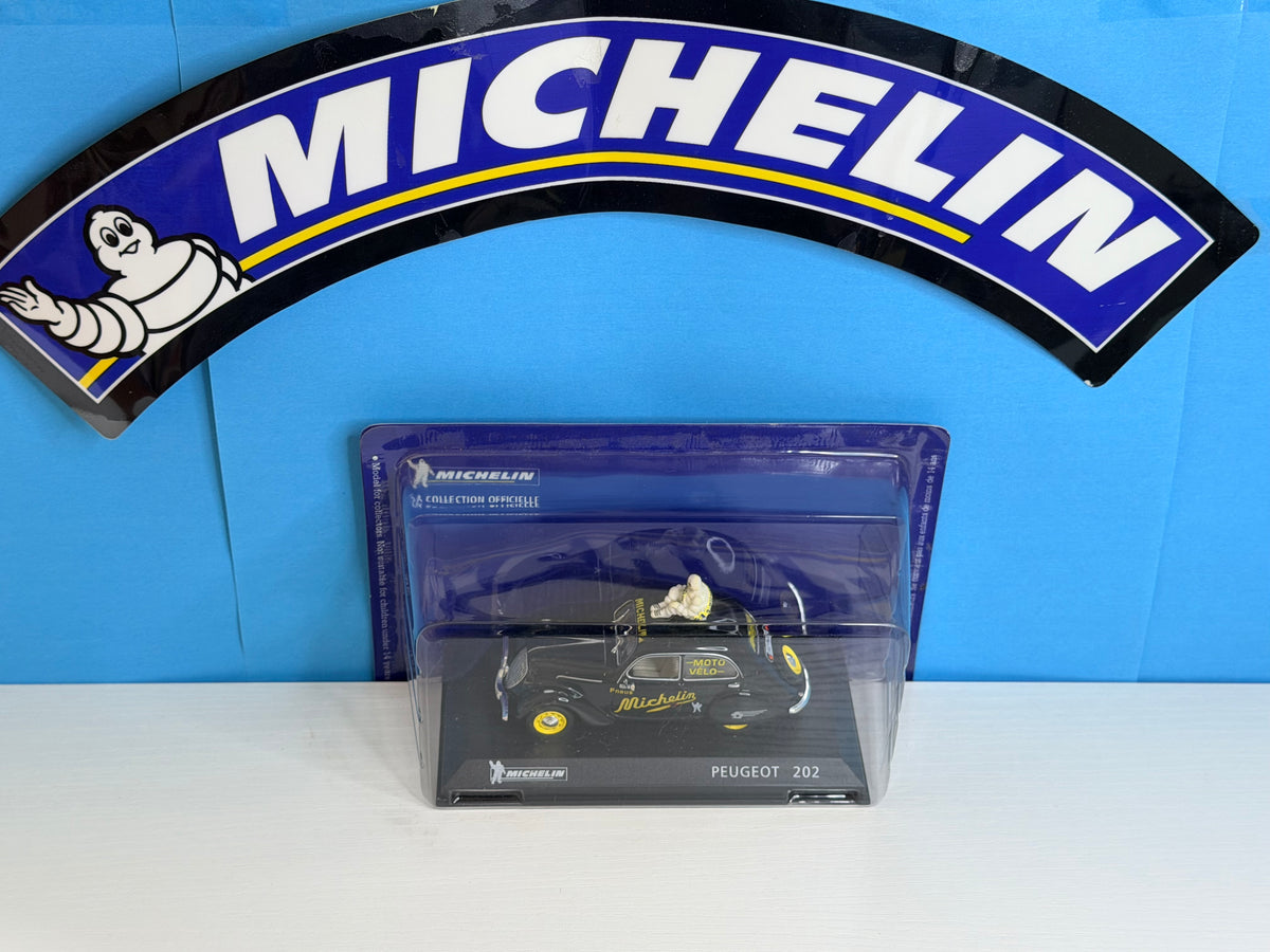 Peugeot 202 miniature publicitaire Michelin dans son coffret de présentation, modèle réduit de voiture française ancienne.