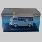 Miniature Citroën Type H Michelin gris métallisé et bleu, collection espagnole, présentée dans sa vitrine transparente sur socle noir.
