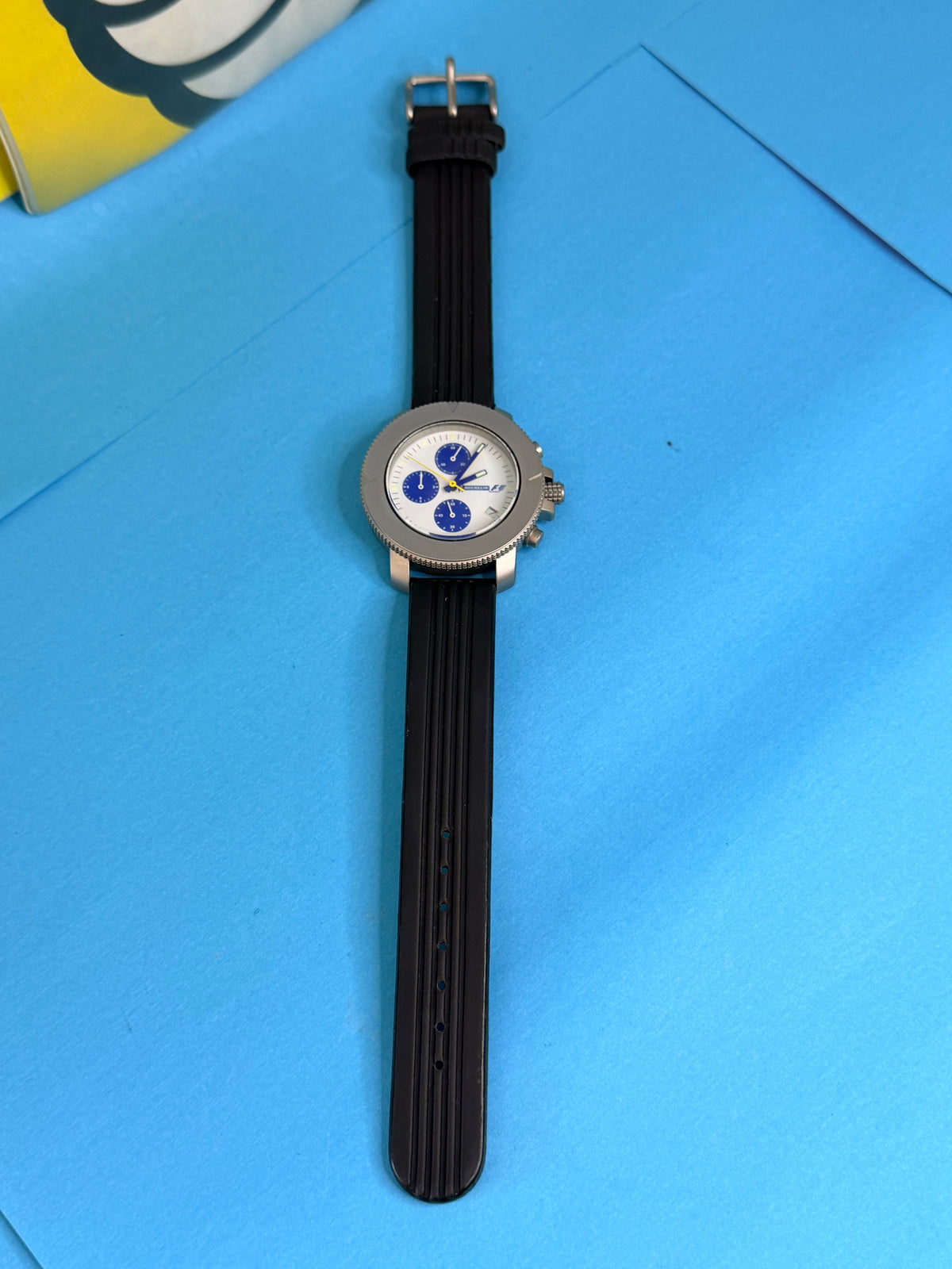 Montre Michelin F1 vintage complète avec cadran blanc et bracelet noir