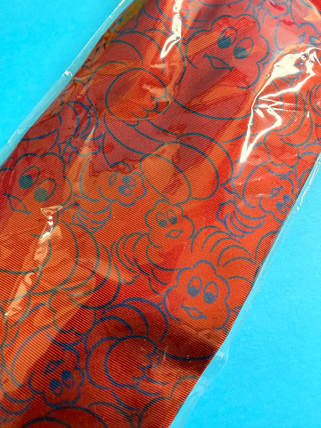 Détail du tissu et des motifs de la cravate Michelin vintage en soie neuve