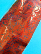Détail du tissu et des motifs de la cravate Michelin vintage en soie neuve