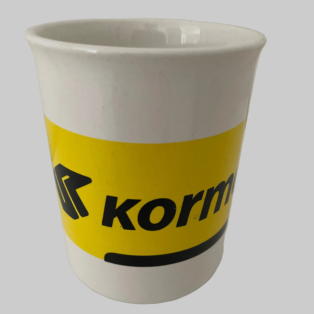Mug Kormoran blanc avec bande jaune et logo noir – objet publicitaire automobile