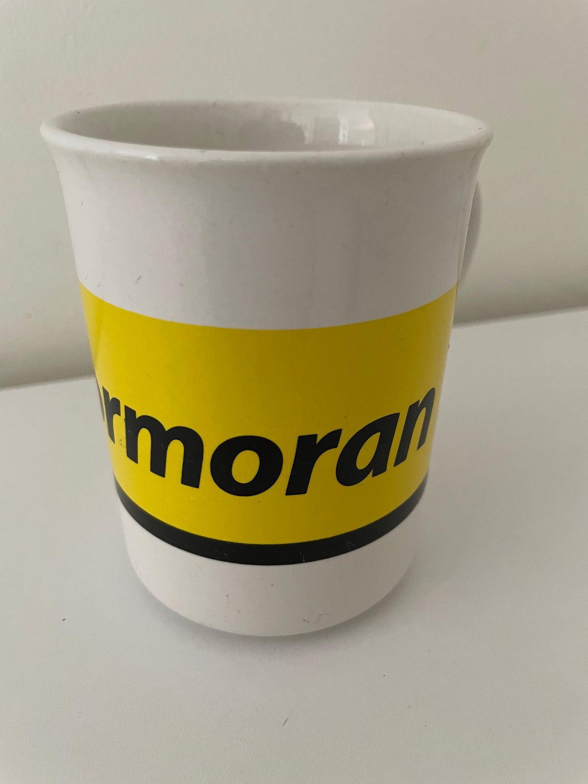 Mug publicitaire Kormoran neuf avec large bande jaune et inscription Kormoran