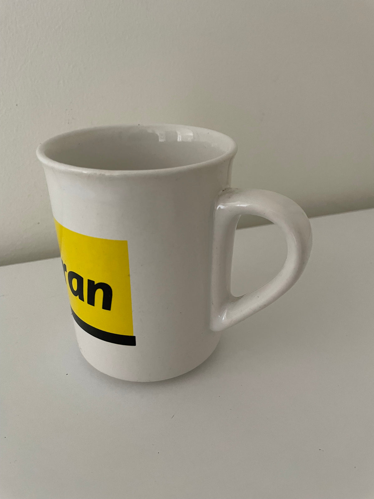 Vue de côté du mug Kormoran blanc jaune et noir – collection automobile