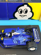 Détail de l’avant de la miniature F1 Michelin Driving Experience 1/18 avec pneus Michelin et marquages Spirit of the Race.