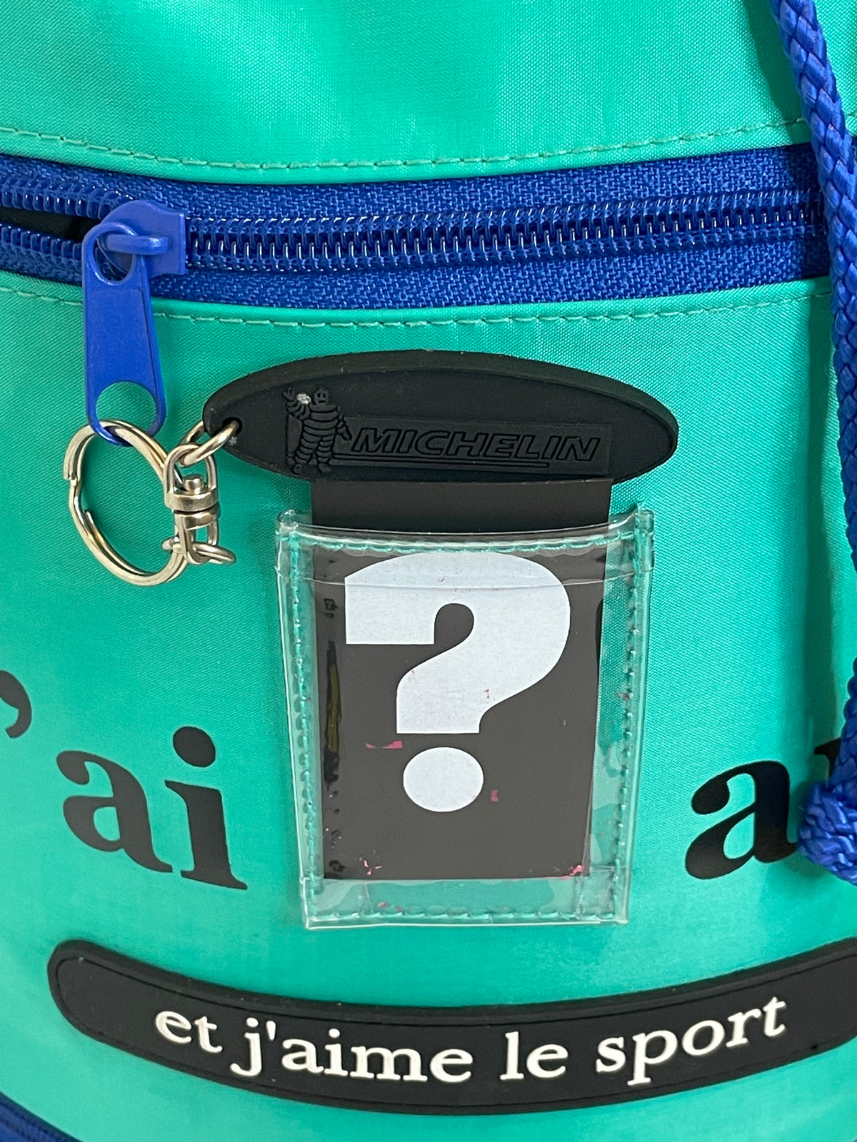Détail du sac à dos enfant avec pochette personnalisable permettant notamment d’indiquer l’âge de l’enfant.