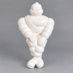 Figurine blanche avec inscription MICHELIN en relief sur la bandoulière. Une représentation emblématique du célèbre personnage publicitaire français.