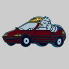 Pin’s Michelin Bibendum au volant d’un cabriolet rouge – vue de face