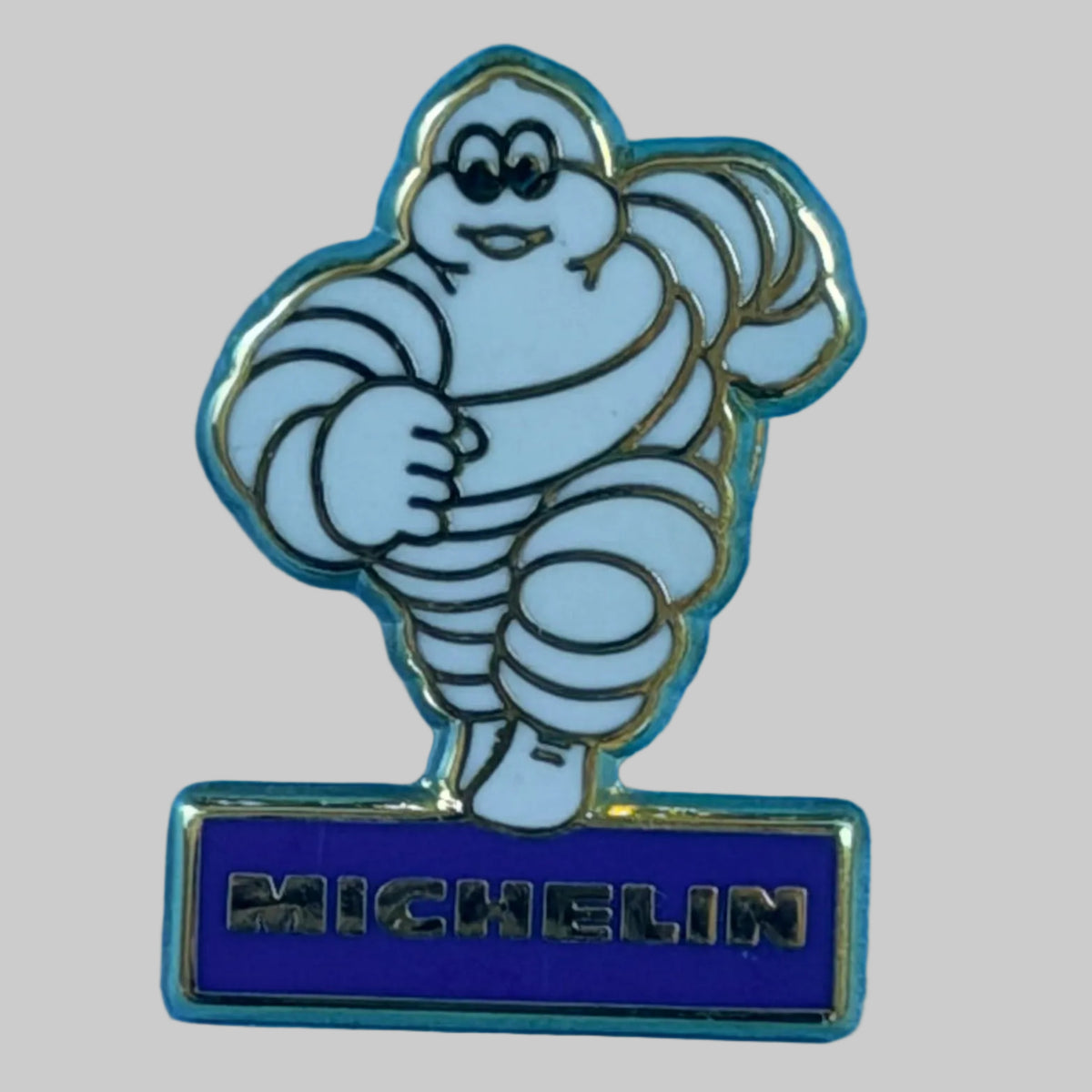 Pin’s Michelin Bibendum doré vintage – vue de face