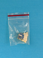 Pin’s Michelin Bibendum avec camion bleu présenté dans son sachet de protection