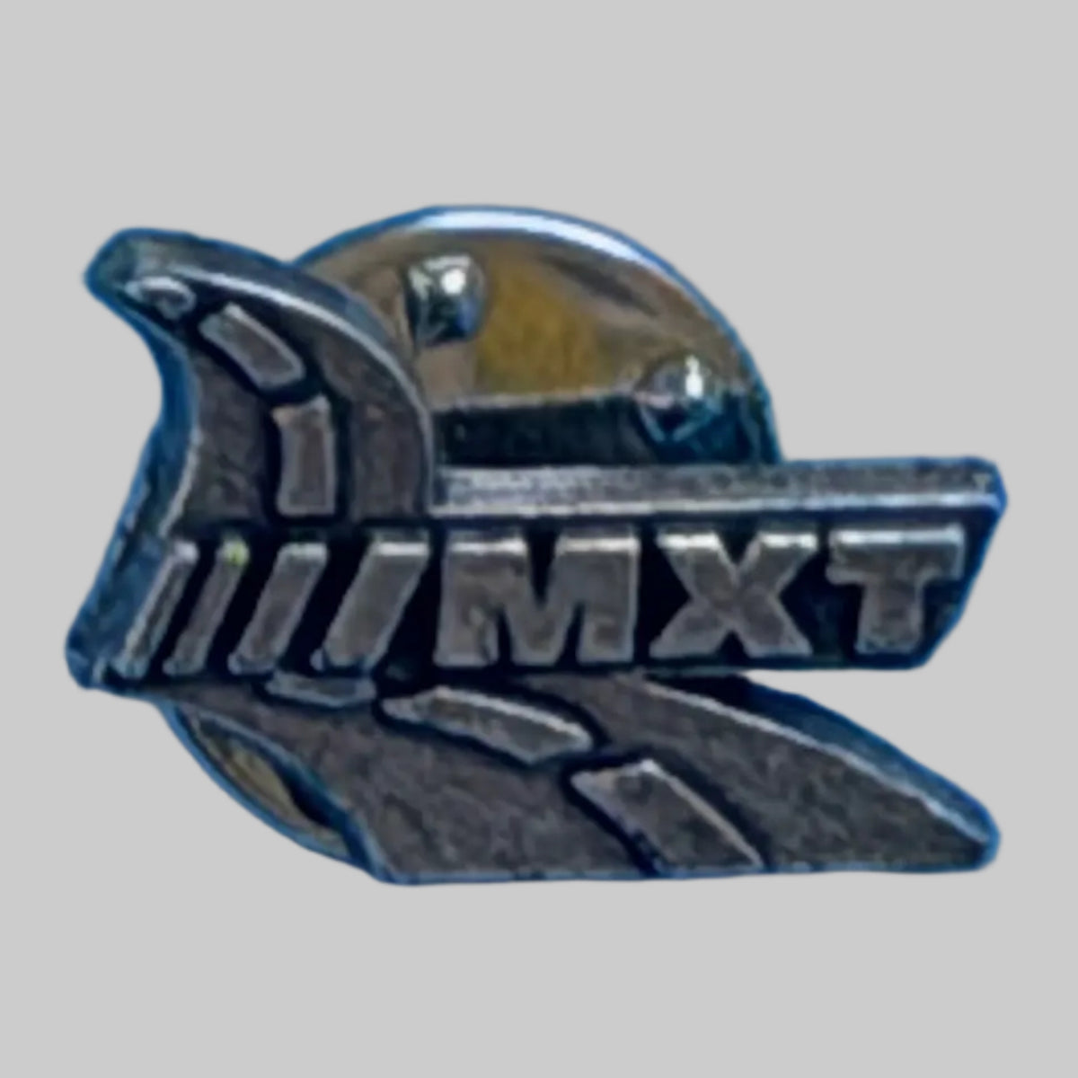 Pin’s Michelin MXT vintage en métal représentant le pneumatique route MXT – vue de face