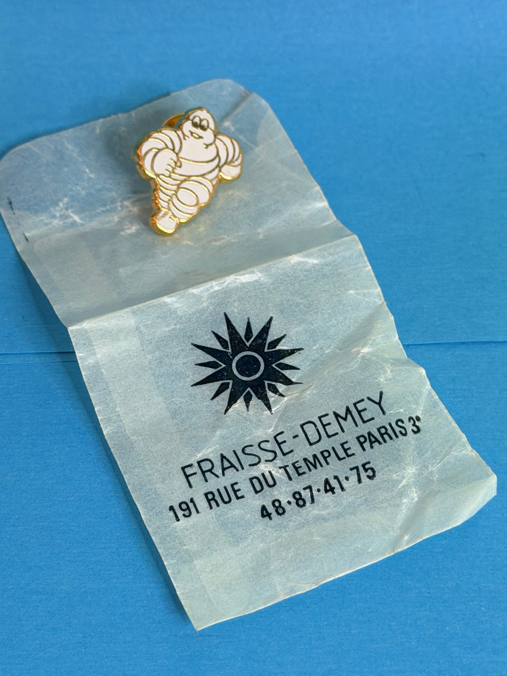 Pin’s Michelin Bibendum vintage avec sachet Fraisse-Demey d’origine Paris – objet publicitaire de collection