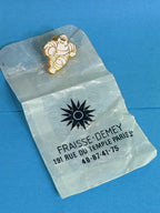 Pin’s Michelin Bibendum vintage avec sachet Fraisse-Demey d’origine Paris – objet publicitaire de collection