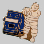Pin’s Michelin Bibendum bras croisés avec camion bleu – vue de face