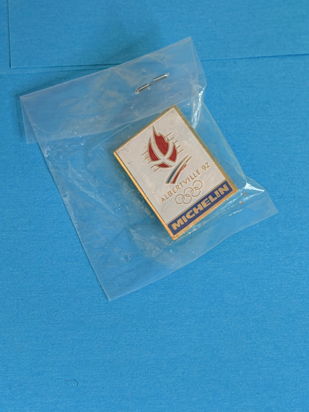 Pin’s Michelin Albertville 92 sous son emballage d’origine – objet publicitaire olympique de collection