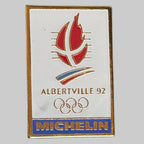 Pin’s Michelin Albertville 92 Jeux Olympiques d’hiver 1992 – vue de face avec logo Michelin et anneaux olympiques
