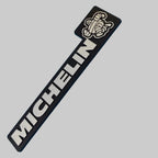 Plaque badge Michelin Bibendum 14 × 3 cm neuve avec lettrage MICHELIN blanc sur fond noir