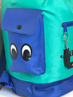 Gros plan sur une poche extérieure zippée du sac à dos enfant en tissu déperlant.