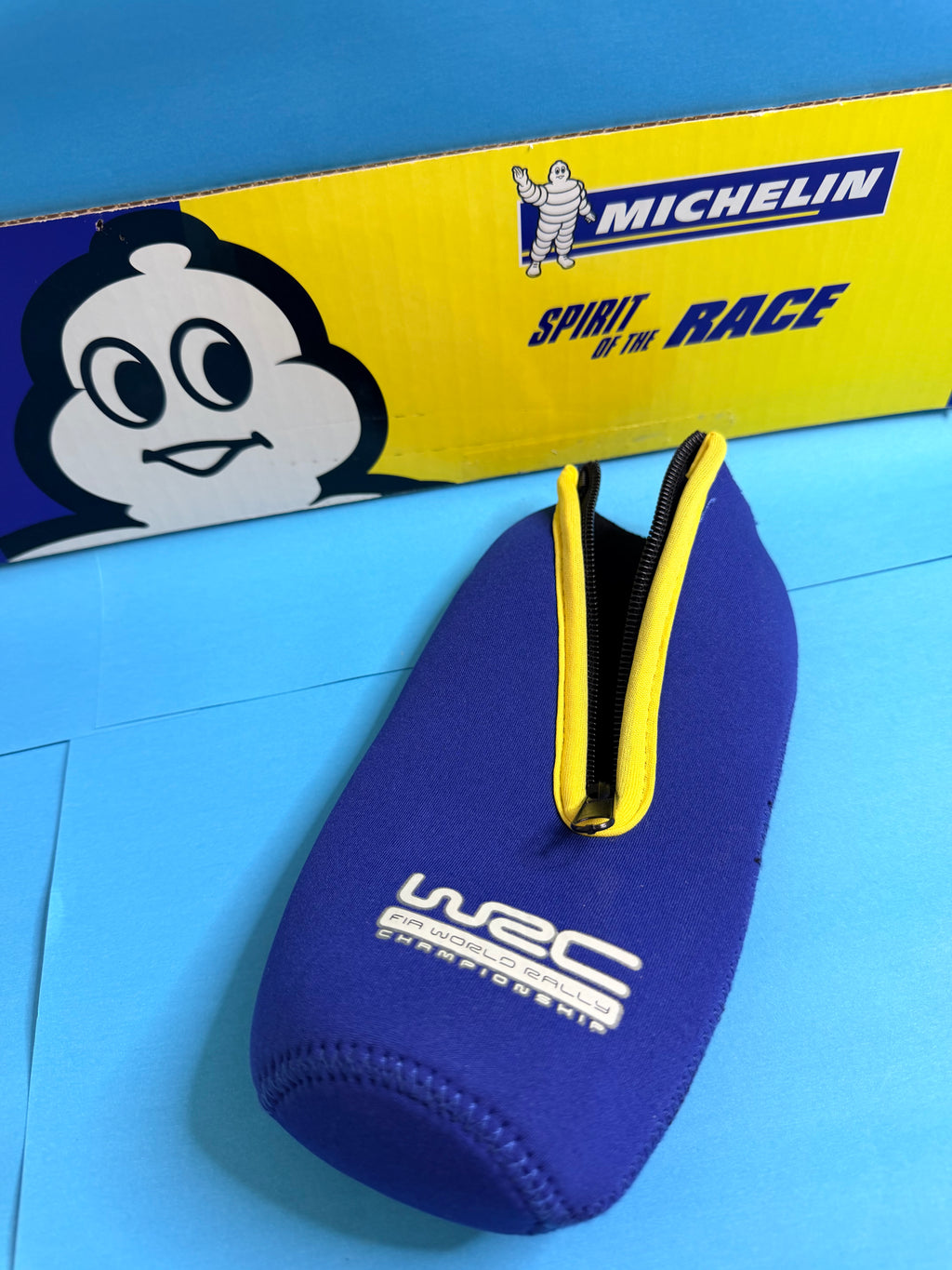 Porte-canette Michelin WRC avec fermeture zippée jaune et marquage FIA World Rally Championship