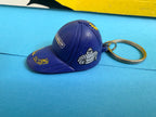 Porte-clés Michelin Podium vintage en forme de casquette bleue 3D avec Bibendum, logo Michelin et lauriers jaunes.