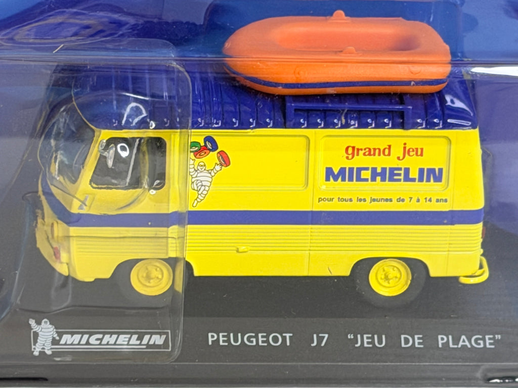 Profil du Peugeot J7 Michelin jaune et bleu avec son canot orange sur le toit, miniature de collection au 1/43.