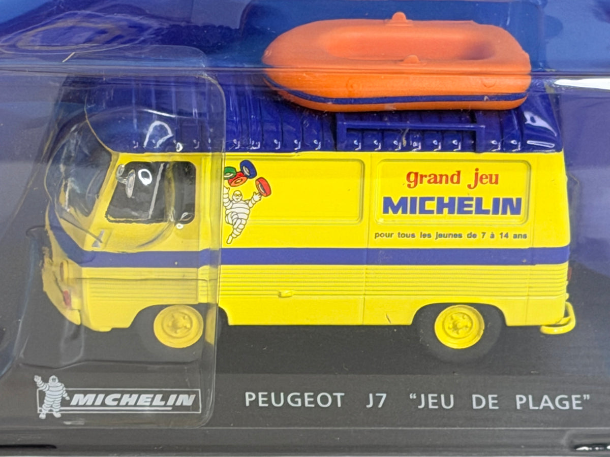 Profil du Peugeot J7 Michelin jaune et bleu avec son canot orange sur le toit, miniature de collection au 1/43.