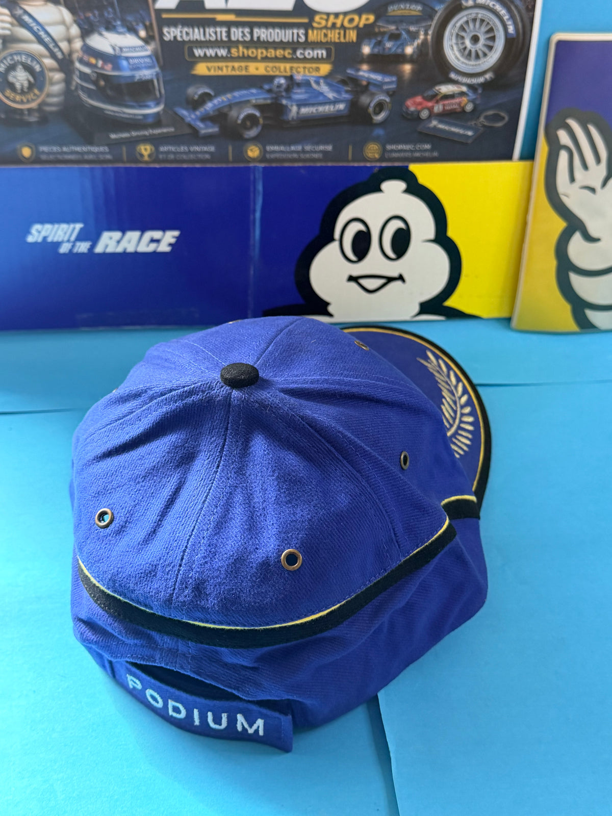Vue arrière de la casquette Michelin Podium neuve bleue avec liserés jaune et noir et réglage arrière