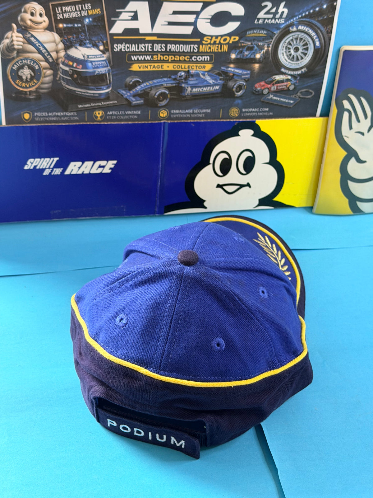 Vue arrière de la casquette Michelin Podium bleue avec inscription Podium et couronne de lauriers brodée