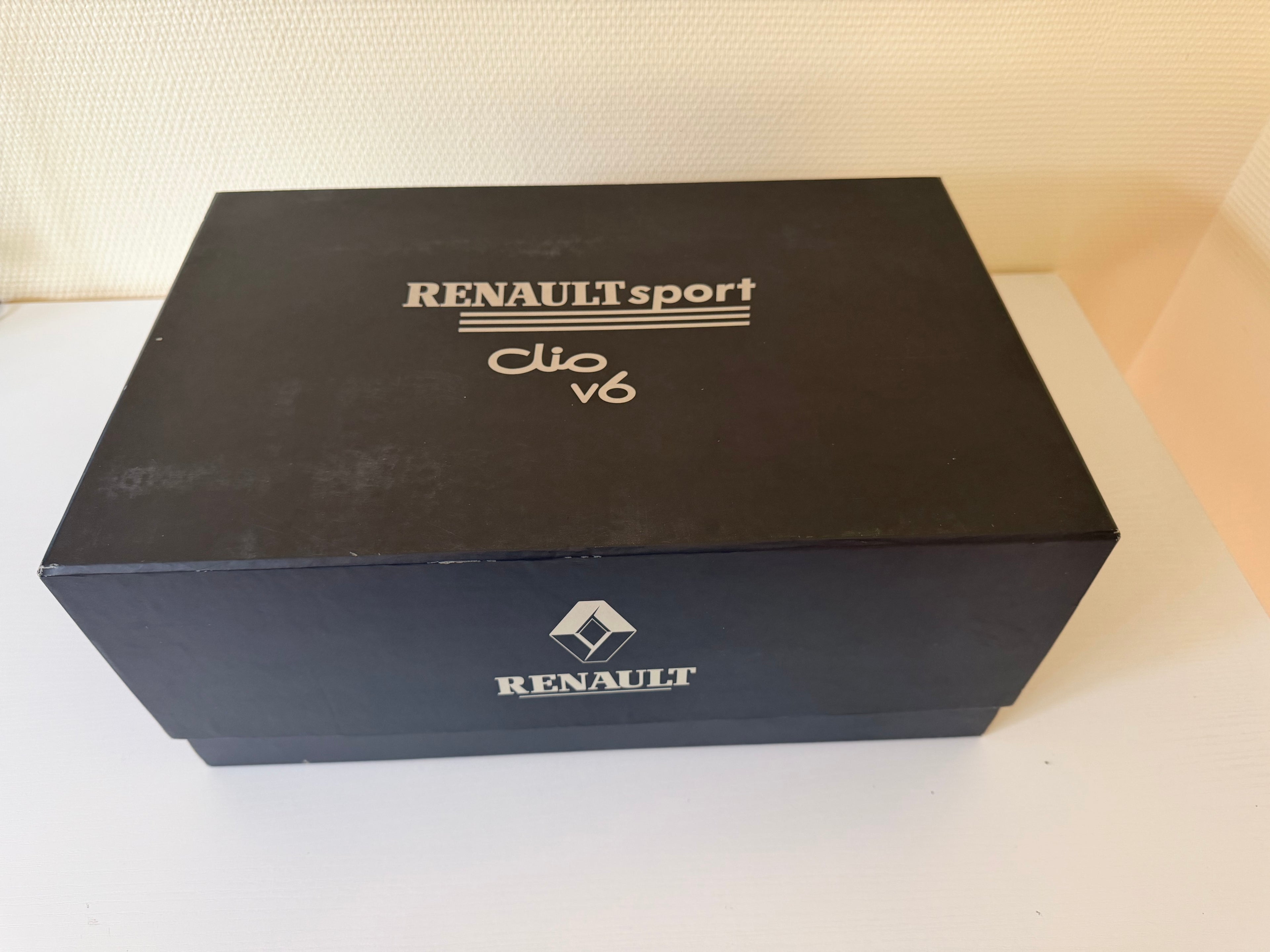 Maquette 1/12 ème RENAULT SPORT CLIO V6