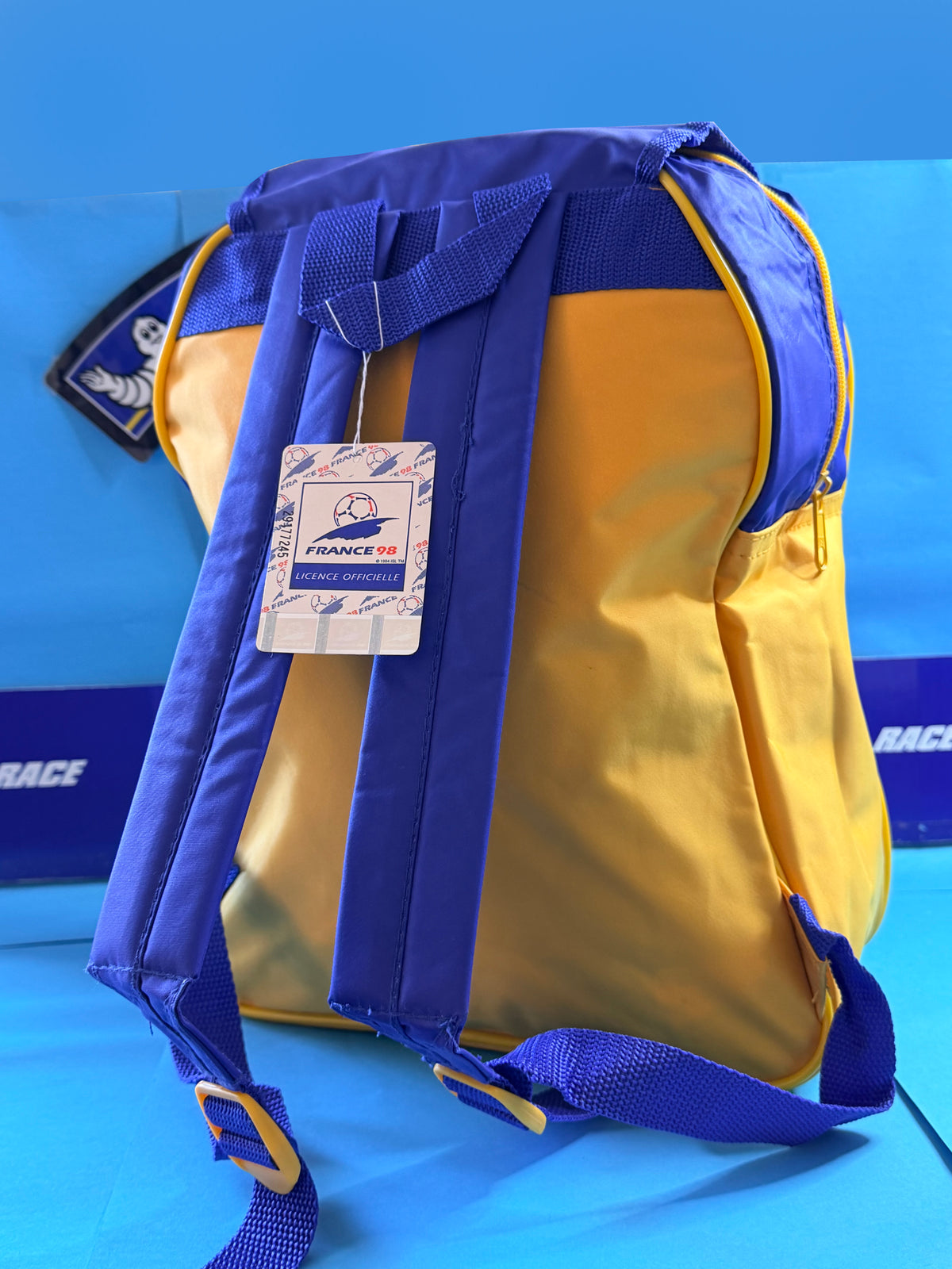 vue du sac / Bibendum :
Sac MICHELIN France 98 neuf avec Bibendum – couleurs bleu et jaune – collection Coupe du Monde 1998
