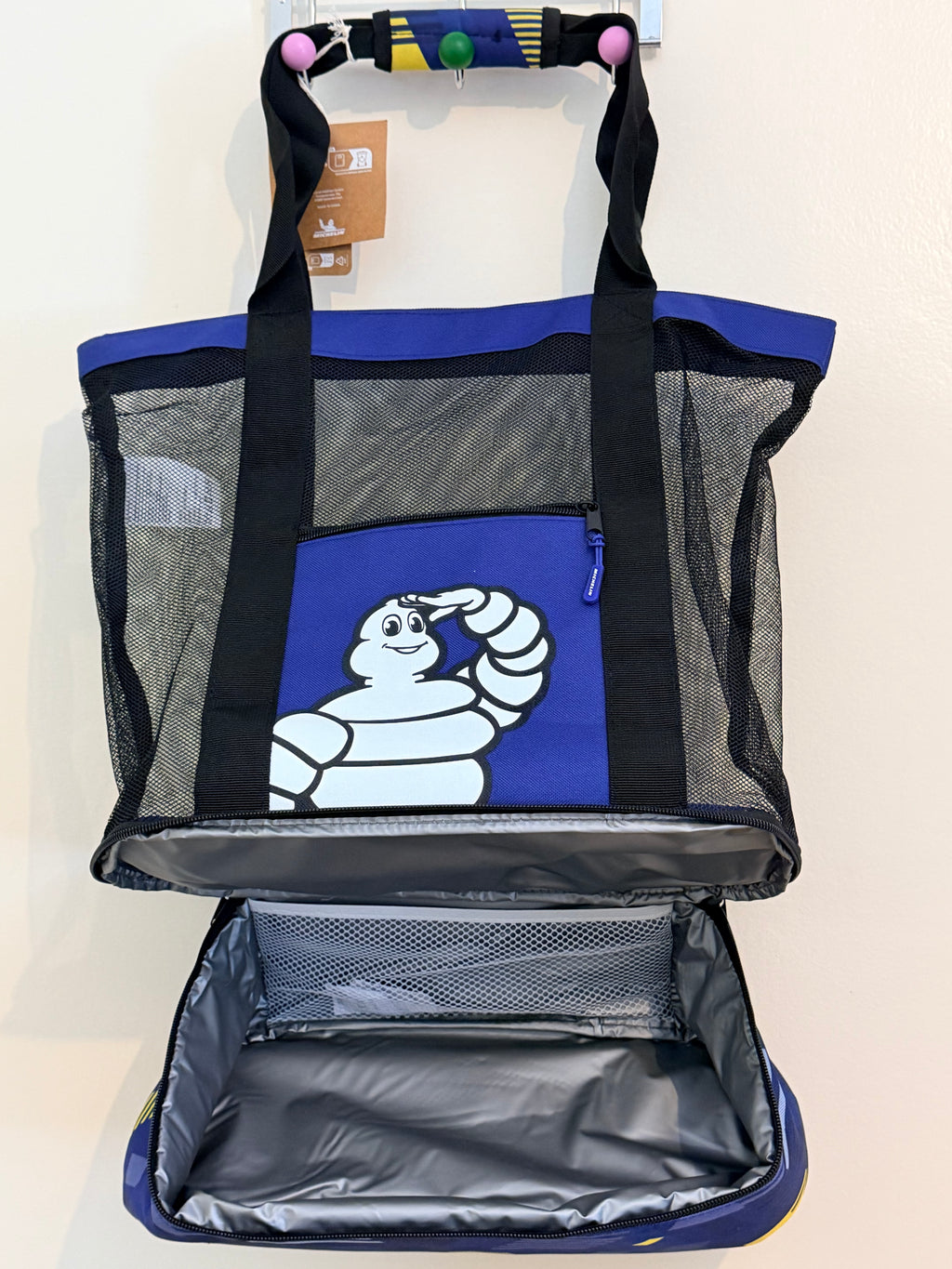 Sac Michelin avec compartiment inférieur zippé pour chaussures et doublure intérieure.