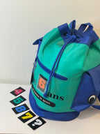 Sac à dos enfant bleu et turquoise avec multiples rangements, poches latérales et compartiment chaussures séparé. Pratique pour école, sport et sorties.