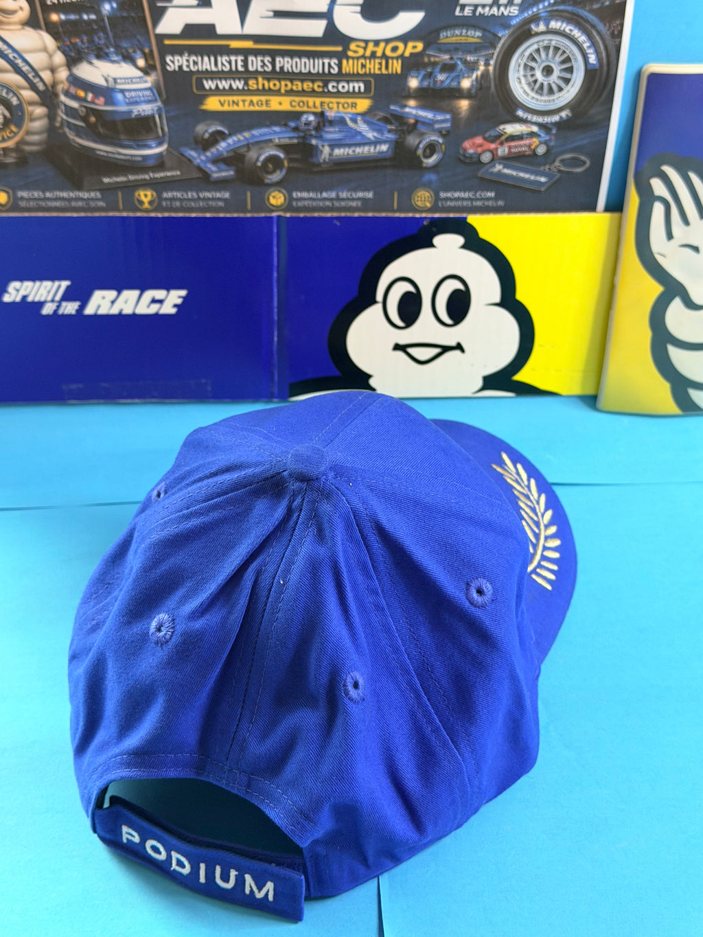 Vue arrière de la casquette Michelin Podium bleue avec sangle de réglage marquée PODIUM.