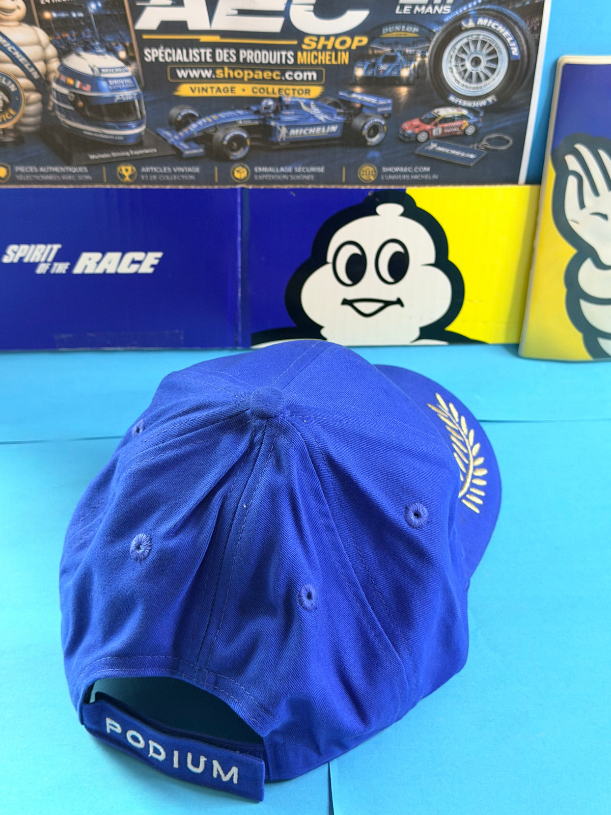 Vue arrière de la casquette Michelin Podium bleue avec sangle de réglage marquée PODIUM.