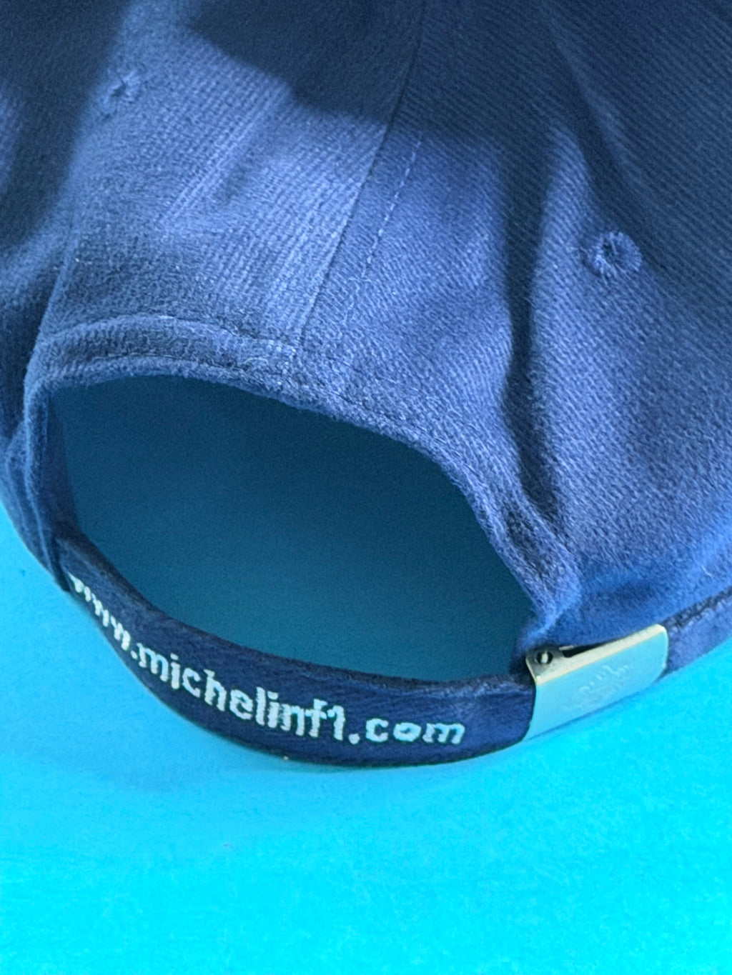 Sangle arrière réglable de la casquette Michelin Formula 1 avec inscription http://michelinf1.com brodée et boucle métallique.
