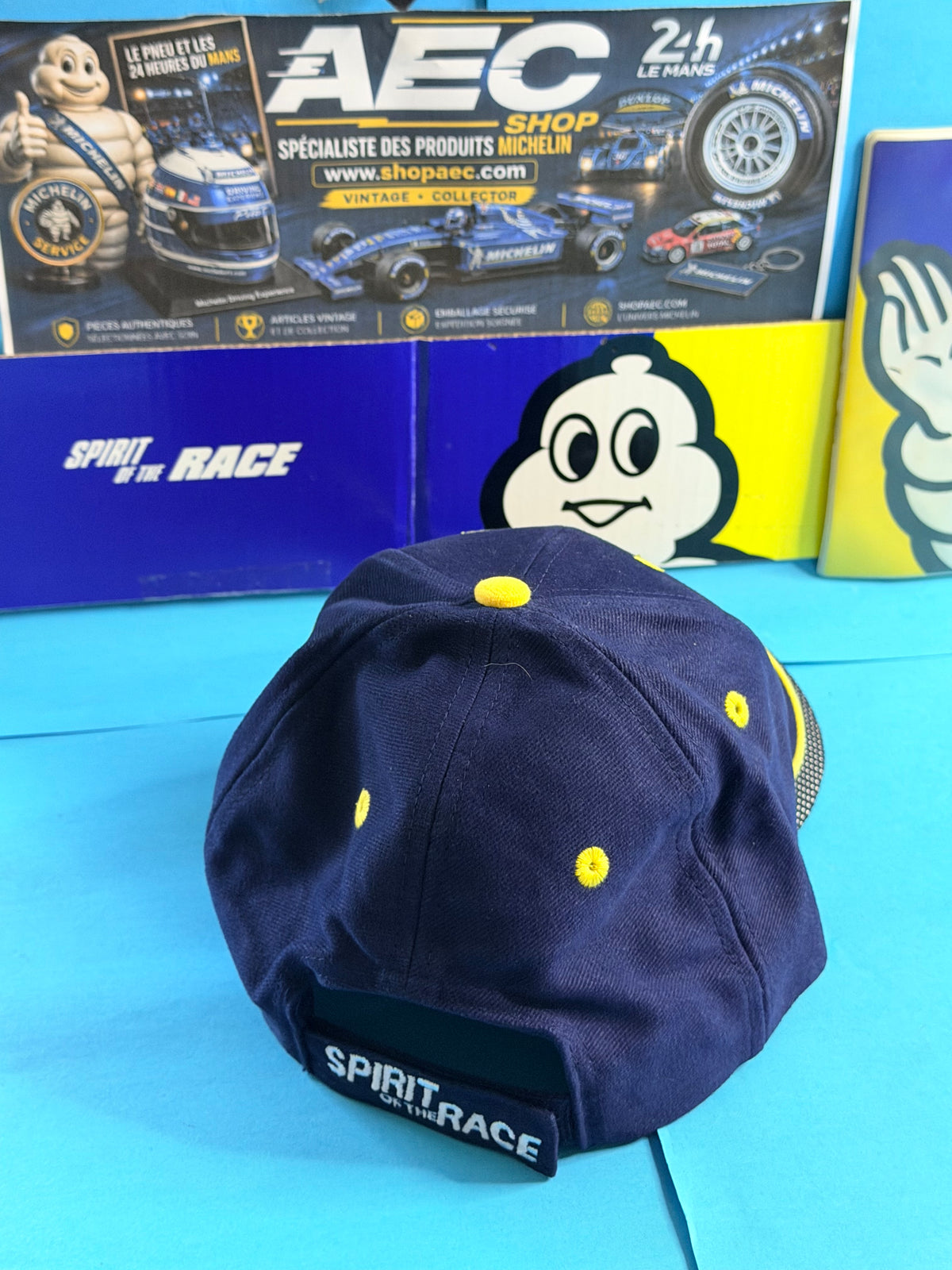 Vue arrière de la casquette Michelin Formula 1 avec œillets jaunes et patte de réglage brodée Spirit of the Race.