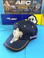 Vue trois-quarts de la casquette Michelin F1 Bibendum neuve bleu marine avec détails jaunes et logo latéral Michelin.
