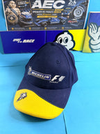 Vue de face de la casquette Michelin F1 collector avec visière jaune et Bibendum brodé.