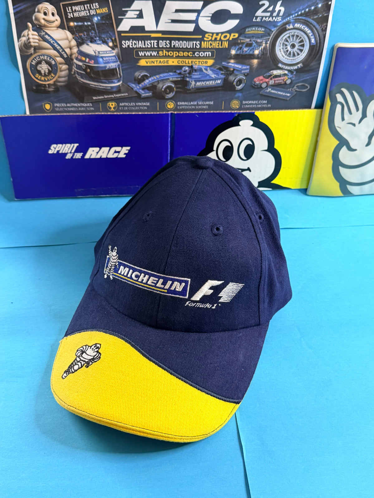 Vue de face de la casquette Michelin F1 collector avec visière jaune et Bibendum brodé.