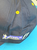 Détail du marquage latéral Michelin F1 Formula sur casquette Michelin Formula bleu marine collector.