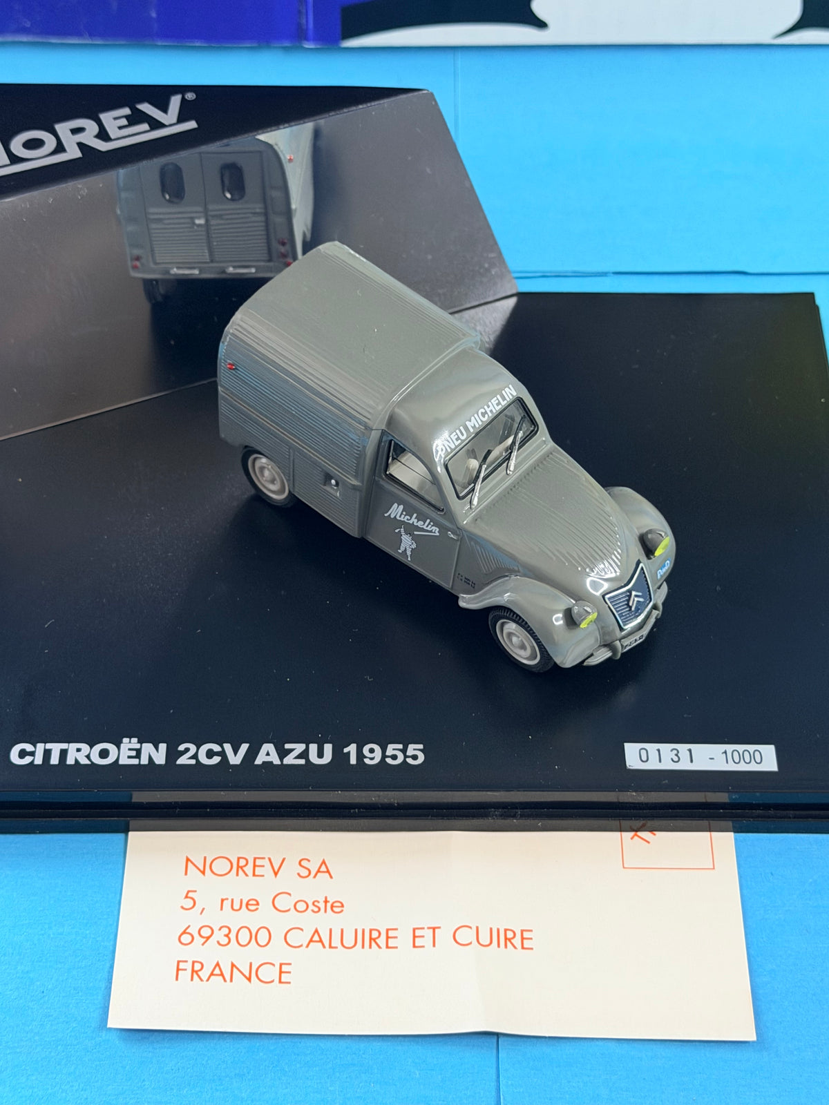 Citroën 2CV AZU 1955 Michelin Norev grise 1/43 avec socle et documents d’origine