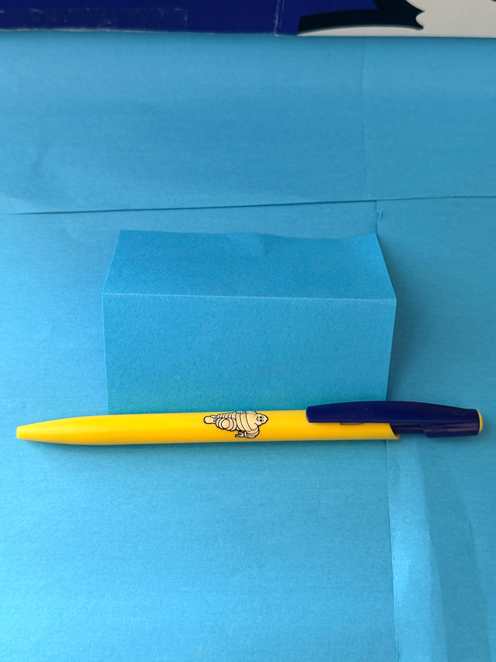 Stylo Michelin Bibendum vintage jaune et bleu – vue complète avec mine neuve
