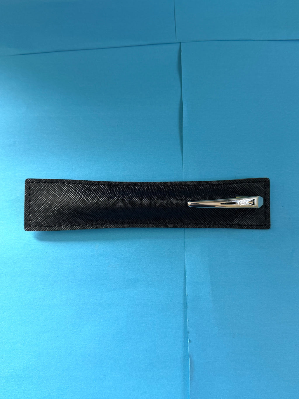 Stylo Michelin Bibendum présenté dans son étui individuel noir de protection.