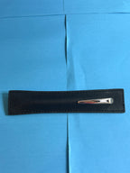 Étui noir accompagnant le stylo Michelin Bibendum en métal argenté, avec clip chromé visible.