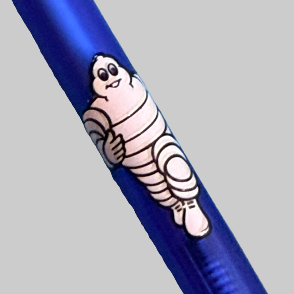 logo michelin bibendum en relief sur un stylo