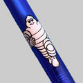 logo michelin bibendum en relief sur un stylo